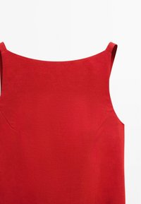 Vestito rosso senza maniche con una texture liscia, caratterizzato da uno scollo quadrato e dettagli minimi di cuciture ai lati.
