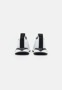 Weiße Sportschuhe mit atmungsaktivem Mesh-Obermaterial, schwarzen Fersenakzenten und einem schlanken, leichten Design mit kontrastierender schwarzer Sohle.