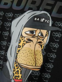 Zwarte grafische T-shirt met een cartoon-aap met luipaardpatroon vacht en een grijze hoodie, omringd door kleinere aap-omtrekken.