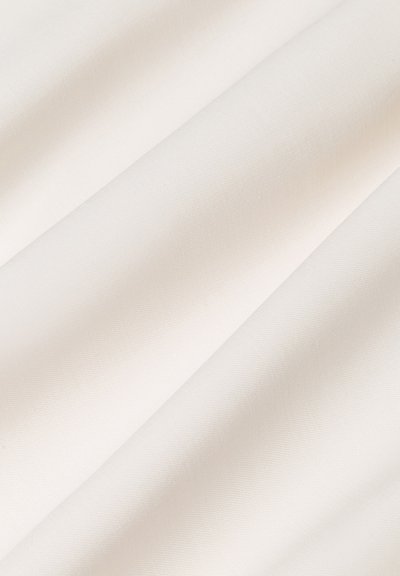Tessuto avorio morbido e texturizzato con finitura opaca, caratterizzato da pieghe diagonali lisce e un colore uniforme, ideale per diverse applicazioni tessili.