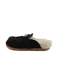 Zoccoli neri in suede con rivestimento in pelliccia, cuciture decorative e una fibbia in metallo. Presentano una suola in gomma testurizzata per una migliore aderenza.
