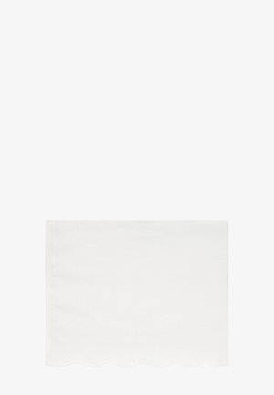 Tissu rectangulaire blanc avec bord inférieur festonné sur fond blanc uni.