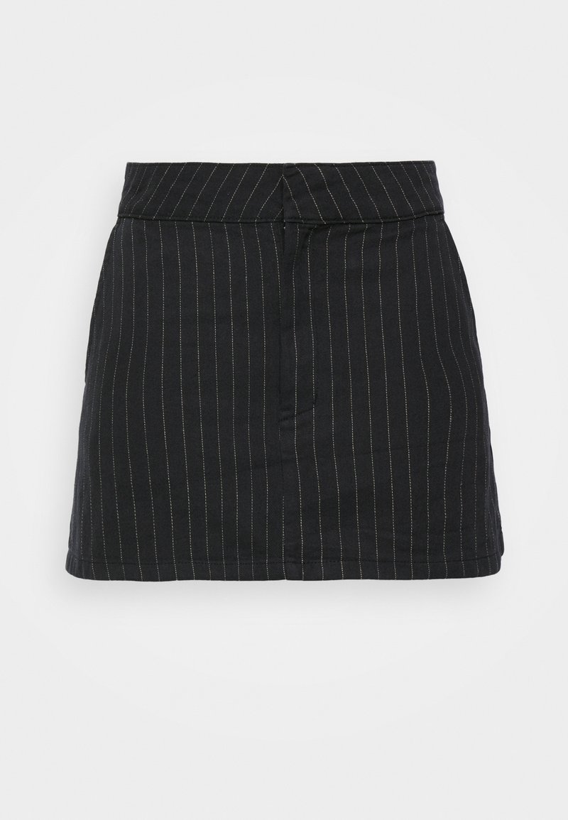 Zwarte gestreepte rok met een aansluitende taille en een voorzak, gemaakt van textuurstof, met subtiele gouden stikseldetails.