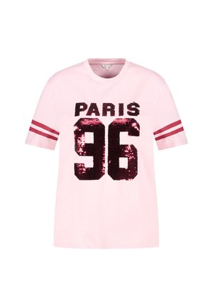 Roze katoenen t-shirt met korte mouwen, voorzien van maroon pailletten tekst "PARIS 96" en maroon gestreepte accenten op de mouwen.
