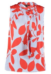 Bez rękawów bluzka z czerwonymi wzorami liści na niebiesko-białym paskowanym tle, z detalem w postaci związania u szyi i gładką teksturą tkaniny.