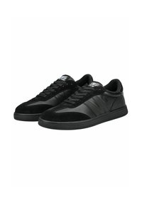 Schwarze Sneakers aus einer Kombination von Wildleder und Leder, mit runder Zehenpartie, Schnürverschluss, strukturierten Akzenten und einer flachen Gummisohle.