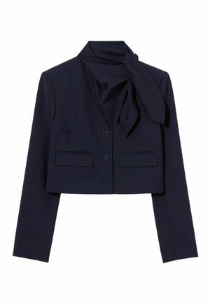 Blazer azul marino corto con mangas largas, tres botones, dos bolsillos delanteros con solapa y detalle de cuello con pañuelo atado.