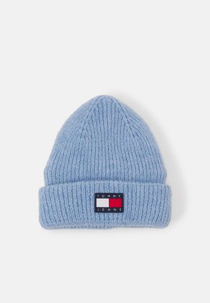 Bonnet tricoté bleu clair avec un revers plié et un écusson logo rectangulaire "Tommy Jeans" en rouge, blanc et marine sur le revers avant.