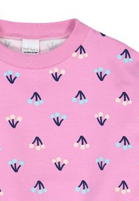 Felpa rosa in cotone, con un motivo floreale ripetuto che presenta elementi blu, bianchi e navy. Dettagli del collo a costine.