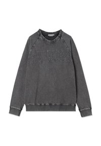 Felpa in cotone grigia con logo "GUESS" in rilievo sulla parte anteriore, colletto rotondo e polsini a costine. Finitura usurata con cuciture visibili.