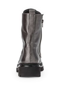 Leren enkellaars in metallic grijs, met een gestructureerde afwerking, chunky zwarte zool en een zijrits voor eenvoudig aan- en uittrekken.