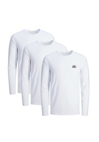 Drei weiße Langarm-T-Shirts aus weichem Material mit Rundhalsausschnitt. Eines der Shirts hat ein kleines schwarzes Logo auf der linken Brustseite.