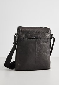 Borsa a tracolla in pelle nera con superficie testurizzata, chiusura a zip, tracolla regolabile e tasca frontale per ulteriore spazio di archiviazione.