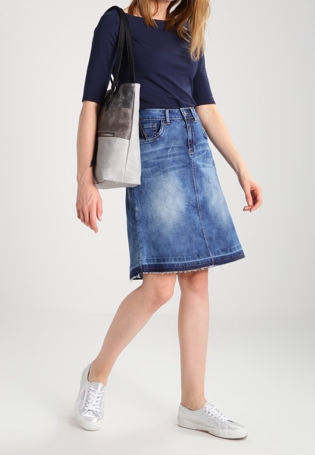 Cream A-line skirt blue (Pre-owned) Zalando