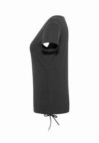 Čierne tričko s krátkym rukávom a detailom viazania na bočnom šve, zobrazené z pravej strany na bielom pozadí.