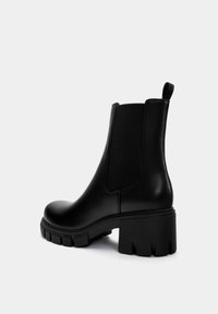 PULL&BEAR Kotníkové boty na platformě - black