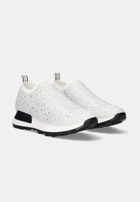 Zapatillas blancas sin cordones con una parte superior texturizada que presenta strass dispersos, acentos de suela negra y un distintivo tira en el talón.