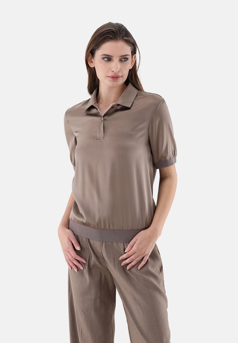 Kurzarm-Polo aus glattem Taupe-Stoff, mit Kragen, Knopfleiste und einem taillierten Bund in einem leicht dunkleren Farbton.
