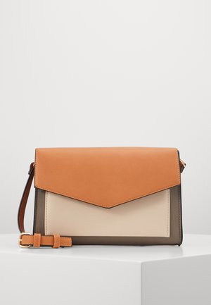 Sac bandoulière rectangulaire avec rabat beige, panneau avant beige, côtés brun foncé et bandoulière beige ajustable avec boucle dorée.