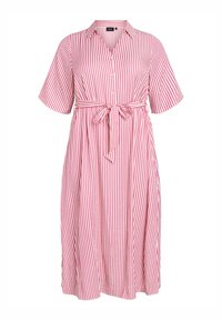 Vestido a rayas rosa y blanco con mangas cortas, cuello tipo polo, cierre de botones en la parte delantera y un cinturón atado en la cintura. Textura de tela suave.