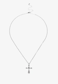 Collier en argent avec un pendentif croix poli et un accent en goutte d'eau, affichant une texture lisse et un design épuré.