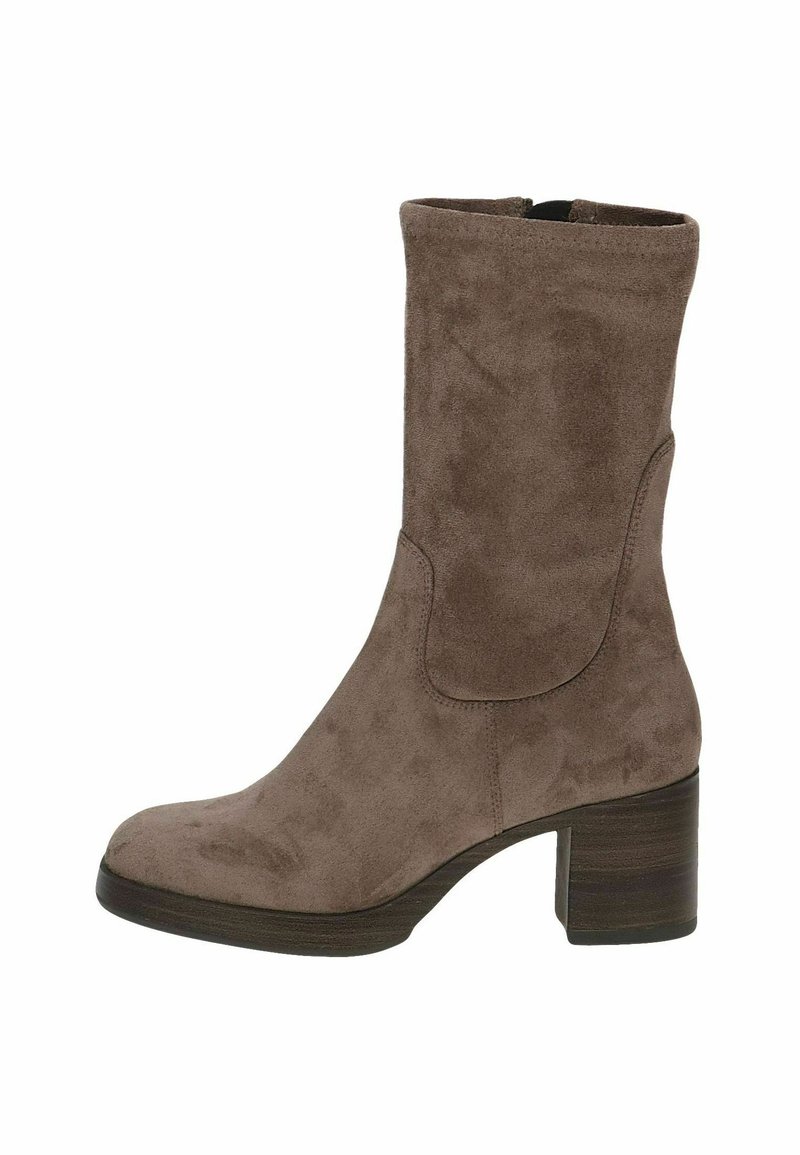 Botte en daim taupe mi-mollet avec bout arrondi, fermeture éclair latérale et talon bloc empilé, conçue pour un usage décontracté ou habillé.