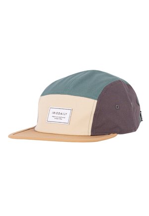 Fünfteilige Mütze mit beiger Vorderseite, grünem Oberteil, dunkelgrauen Seiten und hellbrauem Schirm, mit einem weißen Etikett mit schwarzem Text auf der Vorderseite.