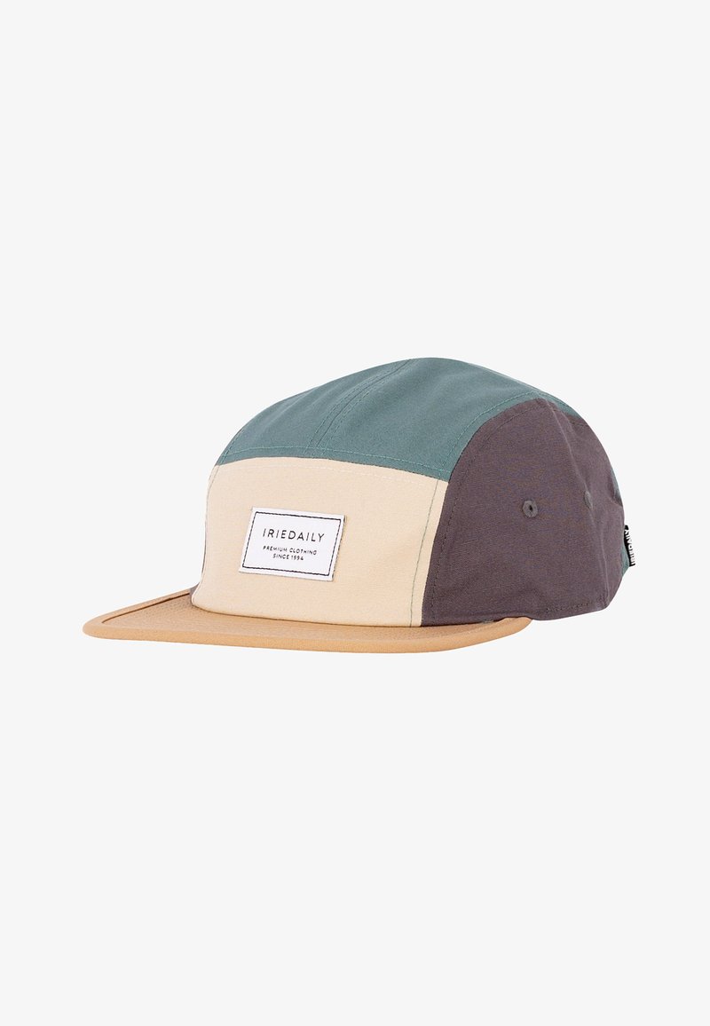 Fünfteilige Mütze mit beiger Vorderseite, grünem Oberteil, dunkelgrauen Seiten und hellbrauem Schirm, mit einem weißen Etikett mit schwarzem Text auf der Vorderseite.
