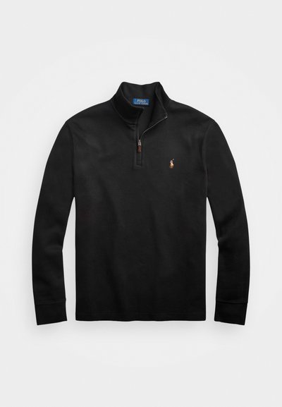 Μαύρο μακρυμάνικο πουλόβερ quarter-zip με μικρό κεντητό λογότυπο παίκτη πόλο στην αριστερή πλευρά του στήθους και μπλε ετικέτα Polo Ralph Lauren στο εσωτερικό του γιακά.