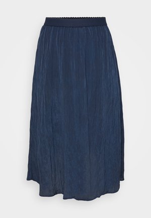 Tamsiai mėlyna klostuota sijonas su juosmeniu, turinčiu išskirtiniais kraštais. Pagamintas iš lengvo audinio, sijonas turi plazdančią konstrukciją ir švelnų tekstūrą.