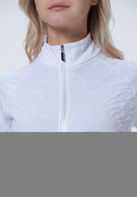 Weiße Zip-Up-Jacke mit hohem Kragen, strukturiertem Blumenmuster und kontrastierendem Reißverschluss. Glatte Stoffqualität mit tailliertem Design.