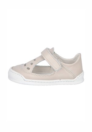 Zapato para toddler de cuero beige con una correa de Velcro, diseño con cortes y suela de goma blanca. Presenta orificios de ventilación y costuras en contraste.