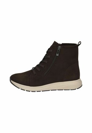 Donkerbruine sneaker tot aan de enkel met zijrits, veters, treklusje bij de hiel en een lichtbeige rubberen zool met profiel.