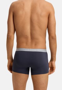 Pánské boxerky tmavě modré barvy z bavlny s světle šedým pasem, na kterém je decentně vytištěno jméno značky "HANRO".