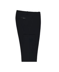 Pantaloni neri con una texture liscia, dotati di una tasca laterale e di una discreta etichetta con logo. Design a gamba dritta senza decorazioni.