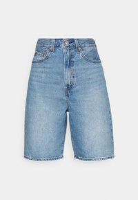 Shorts de mezclilla azul claro con cintura alta, corte recto y costuras visibles. Cuenta con un cierre tradicional de botón y cremallera.