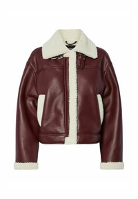 Giacca cropped in pelle bordeaux con fodera in pile crema, colletto ampio e tasche frontali. Presenta cinghie e fibbie sulle spalle.