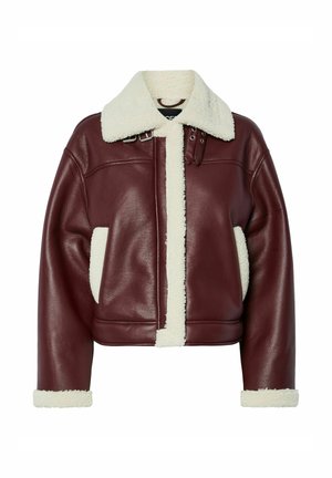 Bordeaux leren cropped jack met een crèmekleurige fleece voering, brede kraag en voorzakken. Heeft banden en gespen op de schouder.