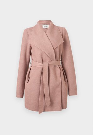 Világos rózsaszín gyapjú kabát, széles hajtókával és oldalzsebekkel, egyszerű háttéren bemutatva.