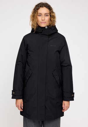 Schwarze isolierte Parka mit hohem Kragen, seitlichen Taschen und knöpfbaren Manschetten. Besitzt ein dezentes Logo auf der Brust und eine glatte Oberfläche.