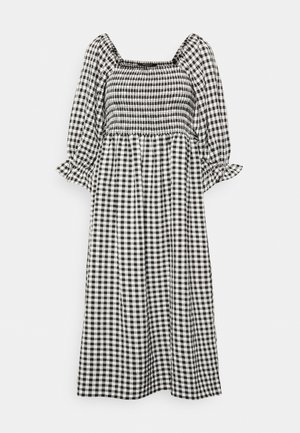 Robe midi vichy noir et blanc avec encolure carrée smockée, manches 3/4 bouffantes et poignets à volants, présentée sur fond blanc.