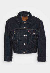 Tmavě modrá džínová krátká bunda se stříbrnými knoflíky, dvěma kapsami na hrudi, žlutými švy jako akcenty a klasickým límečkem.