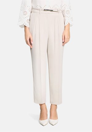 Hellbeige, maßgeschneiderte Hose mit Falten, glatter Textur und einem Gürtel mit metallischem Akzent. Verkürzte Länge und gerader Schnitt.