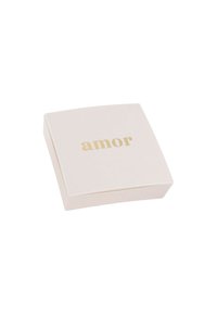 Scatola quadrata, morbida, di colore rosa pallido con una finitura opaca, che presenta la parola "amor" in caratteri dorati. Design semplice e angoli arrotondati.