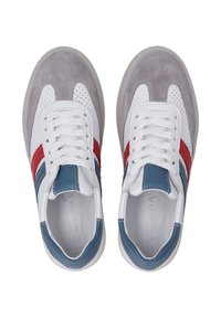 Weiße und graue Sneaker mit roten und blauen Streifen, einer glatten Leder- und Wildlederoberfläche, durchlöcherten Details und weißen Schnürsenkeln.