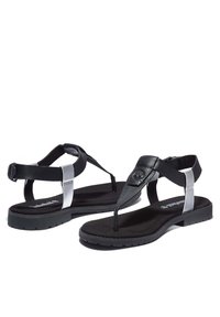 Mustat nahkaiset sandaalit, joissa on varvassanka, hopeanvärisiä koristeita ja kuvioitu pohja. Sandaaleissa on säädettävä remmi pitämään ne tukevasti paikoillaan.