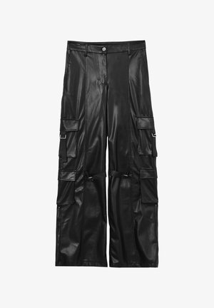 Schwarze, weit geschnittene Cargo-Hosen aus Kunstleder mit mehreren Taschen mit Klappen und verstellbaren Riemen an den Oberschenkeln, mit Knopf- und Reißverschluss.