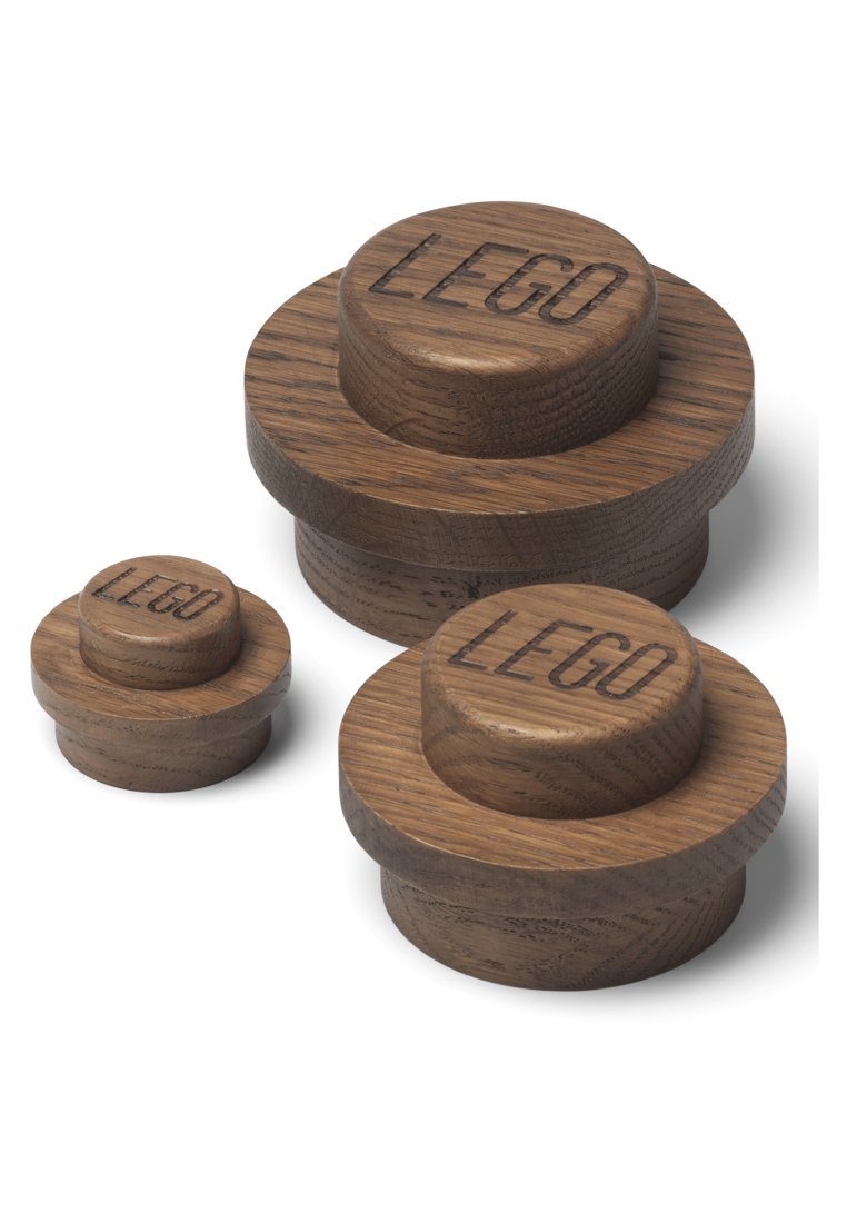 Houten LEGO stapelbare speelgoed in drie maten, elk met een ronde vorm, gegraveerd LEGO-logo bovenop en een gladde eikenhouten textuur.