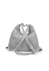 Borsa a sacco in suede grigio con una texture morbida e spallacci incrociati. Presenta una forma arrotondata e un design minimalista.