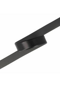 Zwarte leren riem met een gestructureerde afwerking, plat ontwerp en een gladde band, mooi gekronkeld voor presentatie.